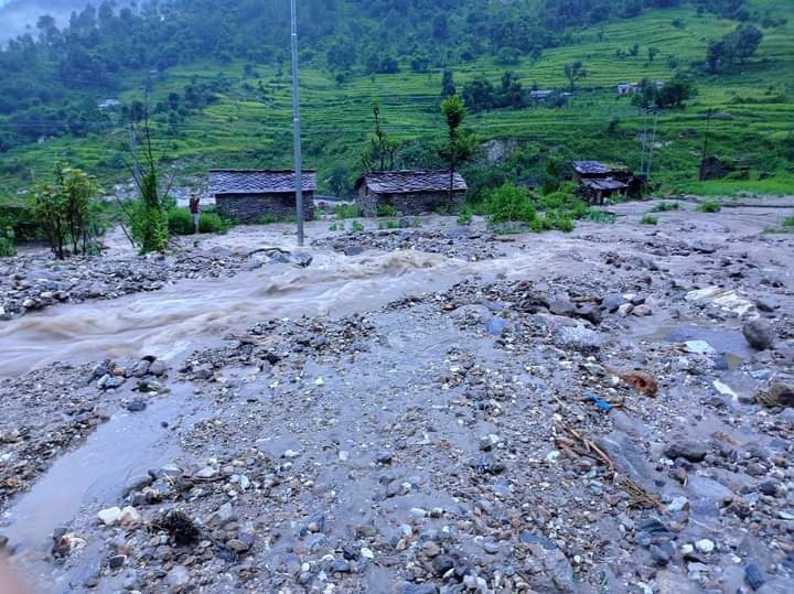 बाजुराको सेलाघाटमा बाढी, तीन परिवार विस्थापित